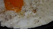 Vejce (volské oko) na kysané smetaně, na panvici