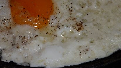 Vejce (volské oko) na kysané smetaně, na panvici