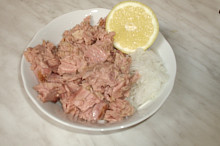 tuňáka smícháme s cibulkou a šťávou z citronu