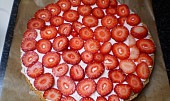 Jahodový dortík (pomažem šlehačou a pokladem nakrájené jahody)