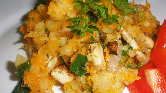 Kořeněné brambory s mrkví a kuř. masem