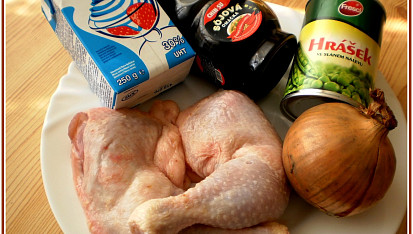 Kuřecí stehna v papiňáku na cibuli a hrášku, část použitých surovin