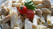 Penne s kuřecím masem a nivou