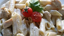 Penne s kuřecím masem a nivou
