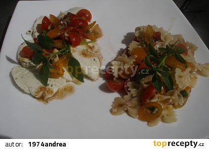 Rajčatový salát k mozzarele nebo s těstovinami