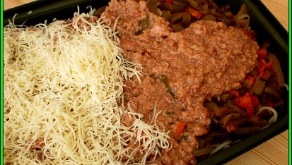 Zapékané špagety se zeleninou a masem, vrstvení-promíchané špagety s olejem a vegetou,2 leča bez nálevu,masová konzerva,sýr