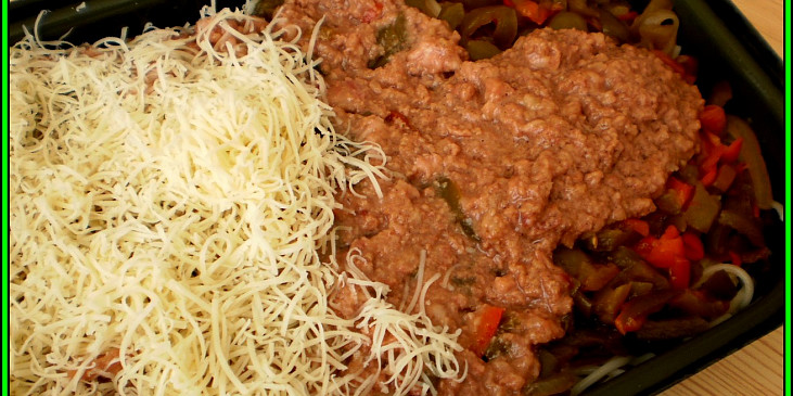 vrstvení-promíchané špagety s olejem a vegetou,2 leča bez nálevu,masová konzerva,sýr
