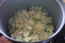 Bezinky prosypané kyselinou citr.a s citrony