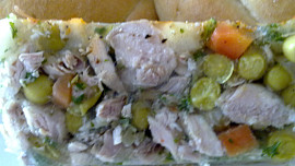 Domácí kuřecí netučná tlačenka s barevnou zeleninkou