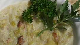 Zelná polévka s uzeným vývarem a brokolicí
