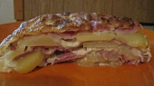 Zapečené brambory se sýrem, pórkem, šunkou a krkovičkou