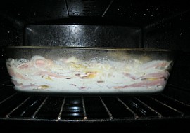 Zapečené brambory se sýrem, pórkem, šunkou a krkovičkou