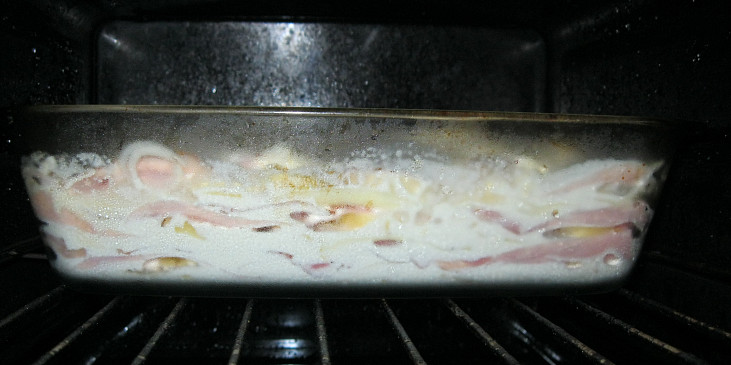 Zapečené brambory se sýrem, pórkem, šunkou a krkovičkou