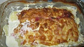 Zapečené brambory se sýrem, pórkem, šunkou a krkovičkou