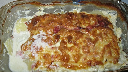 Zapečené brambory se sýrem, pórkem, šunkou a krkovičkou
