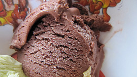 Čokoládová zmrzlina s malinami