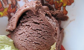 Čokoládová zmrzlina s malinami
