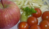 Fenyklový salát s jablkem a rajčátky