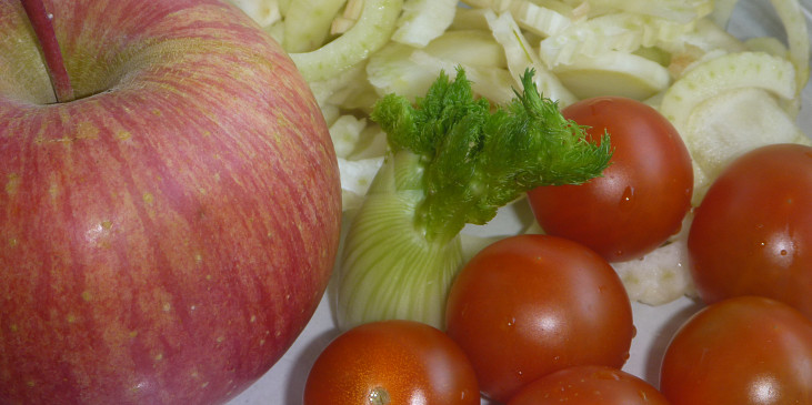Fenyklový salát s jablkem a rajčátky