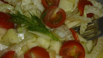 Fenyklový salát s jablkem a rajčátky
