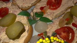 Pomazánka z křenu, uzeniny  a zakysané smetany