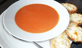 Rajská polévka se sýrovými bagetami
