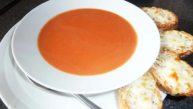 Rajská polévka se sýrovými bagetami