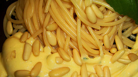 Špagety Gran Moravia sypané piniovými oříšky