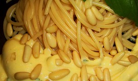 Špagety Gran Moravia sypané piniovými oříšky