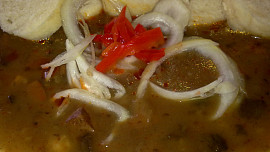 Zauzená klobása a hříbky v gulášové  omáčce  s pivem