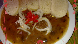 Zauzená klobása a hříbky v gulášové  omáčce  s pivem