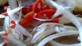 Zauzená klobása a hříbky v gulášové  omáčce  s pivem