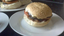 Hamburger s lilkem, rajčaty a sýrem