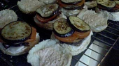 Hamburger s lilkem, rajčaty a sýrem