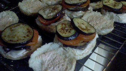 Hamburger s lilkem, rajčaty a sýrem