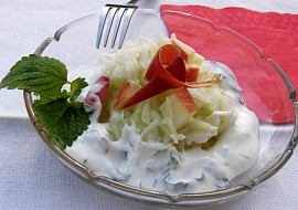 Kedlubnový salát s jogurtovou zálivkou s meduňkou