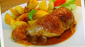 Kuřecí stehna na šalvěji, plněná chorizem  a bazalkou