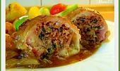 Kuřecí stehna na šalvěji, plněná chorizem  a bazalkou