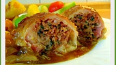 Kuřecí stehna na šalvěji, plněná chorizem  a bazalkou