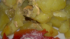 Zapékané brambory s tvarohem a sýrem