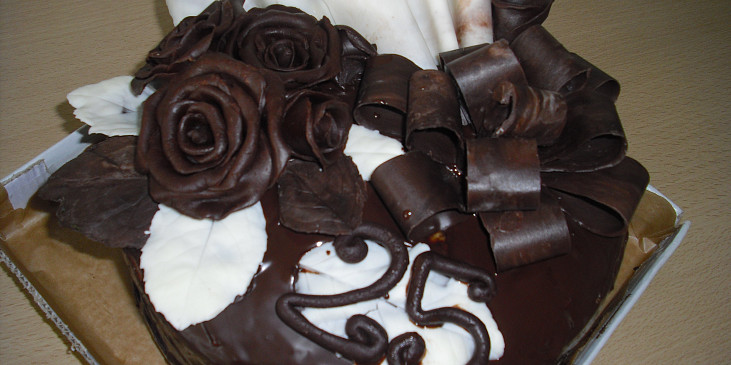 Dort zdobený čokoládou