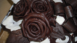 Dort zdobený čokoládou