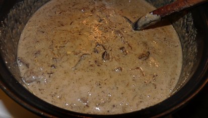 Jizerské vepřové na houbové smetaně, spojení masa a snetany s houbami