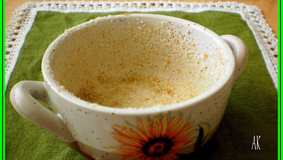 Smažený sýr z mikrovlnky, 300ml strouhankou  vysypaný širší hrneček
