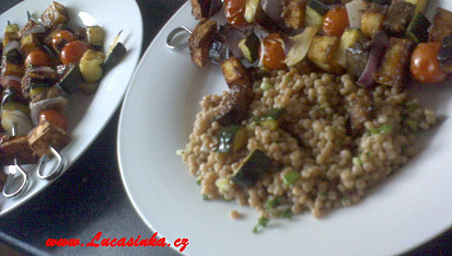 Špízy z paneeru a zeleniny, s celozrnnym obřím kuskusem (Giant couscous)