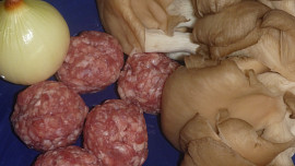 Kuličky z mletého masa na hlívě