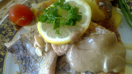 Marinovaný losos s pikantním  přelivem ze zázvoru