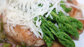 Máslový kuřecí plátek se zeleným chřestem a parmezánem