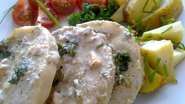 Ostré medailonky ze štikozubce kapského na  pórku,  zázvoru a bylinkách