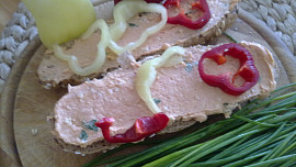 Slaninová pomazánka   s mandlemi a s čajovkou